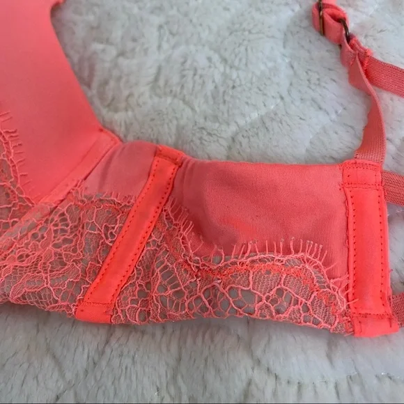 Victoria Secret Bombshell Lace Plunge Push Up Bra
